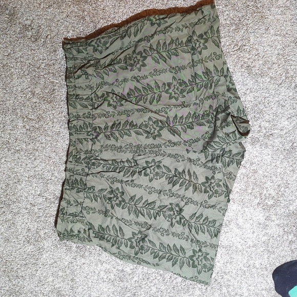 Time And Tru Shorts, Green Leaf Pattern, XL (16-18) - Picture 2 of 5